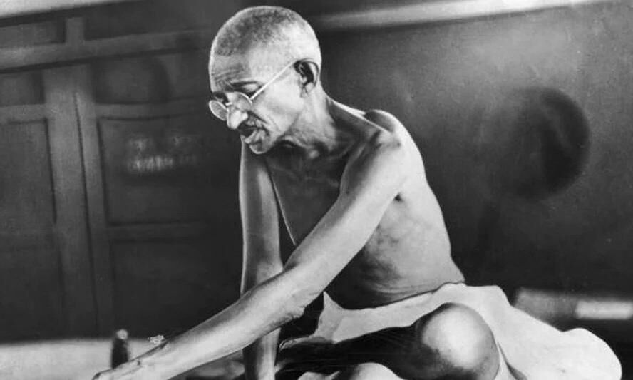 महात्मा गांधी ने अपने जीवन में देखी थी दो फ़िल्में, मसाला मूवी देखकर दिया था ये..रिएक्शन