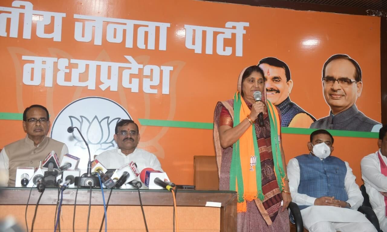 उपचुनाव से पहले कांग्रेस को झटका, पूर्व विधायक सुलोचना रावत भाजपा में शामिल उपचुनाव से पहले कांग्रेस को झटका, पूर्व विधायक सुलोचना रावत भाजपा में शामिल