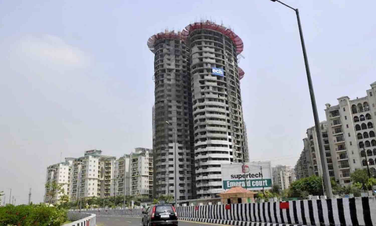 सुपरटेक एमरल्ड की ट्विन टॉवर का टूटना तय, सुप्रीम कोर्ट से नहीं मिली राहत