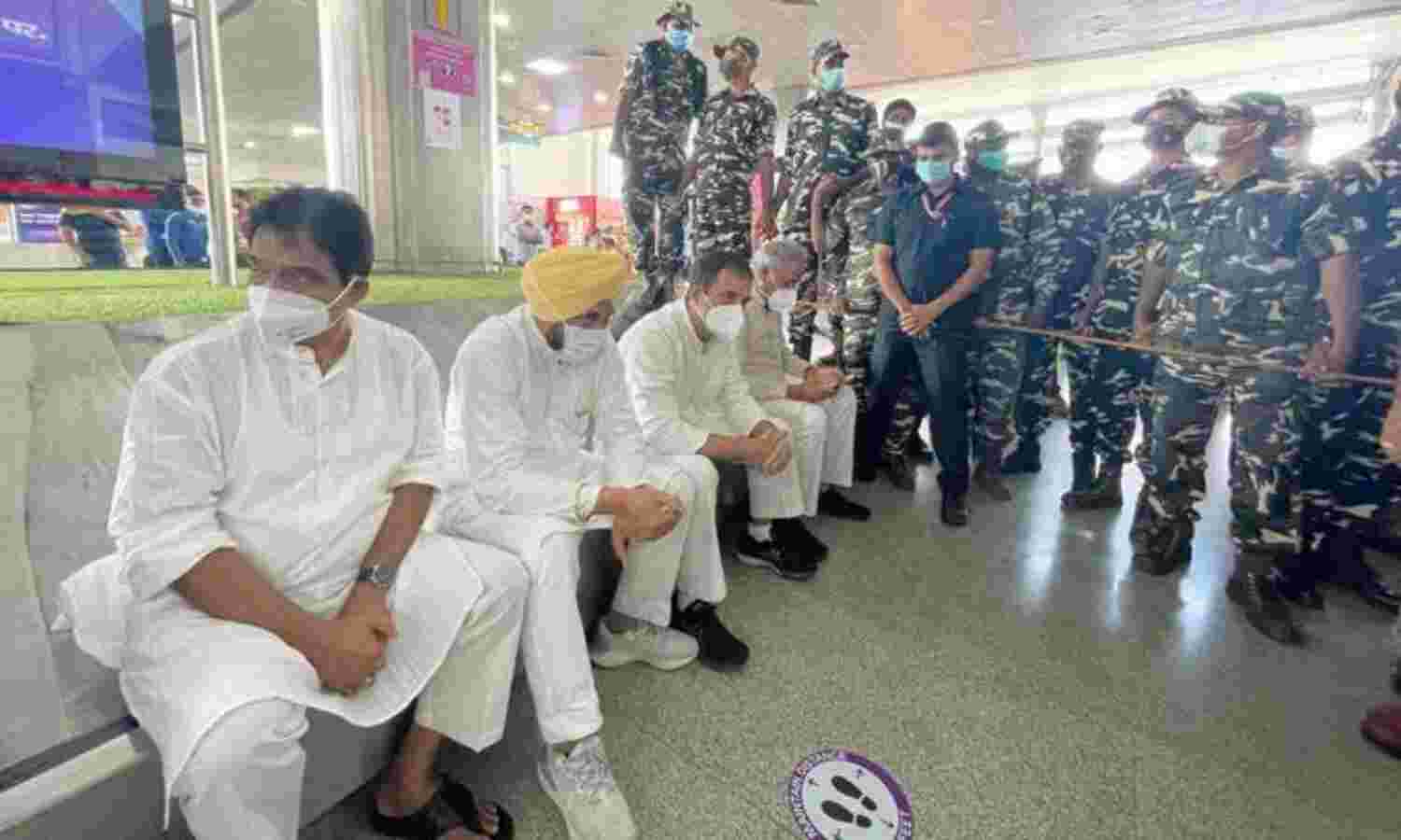 प्रियंका वाड्रा हुई रिहा, राहुल गांधी संग लखीमपुर के लिए रवाना प्रियंका वाड्रा हुई रिहा, राहुल गांधी संग लखीमपुर के लिए रवाना