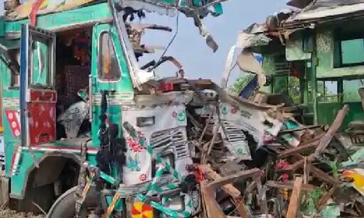 बाराबंकी में भीषण हादसा, डबल डेकर बस से ट्रक की हुई टक्कर, 9 लोगों की मौत
