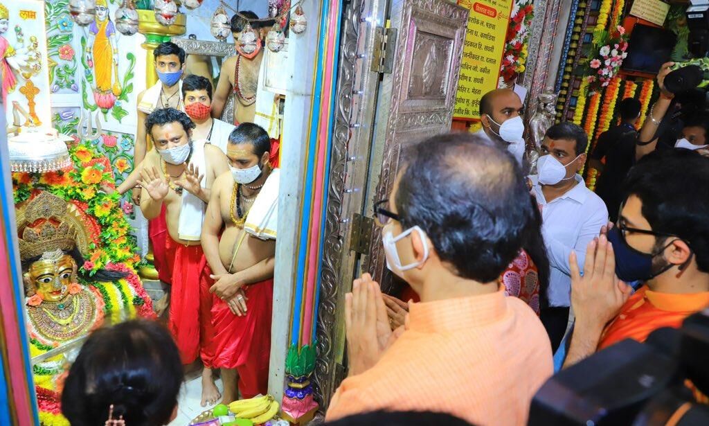 महाराष्ट्र में 19 महीने बाद खुले मंदिरों के पट, सीएम ने मुंबादेवी के दर्शन किए