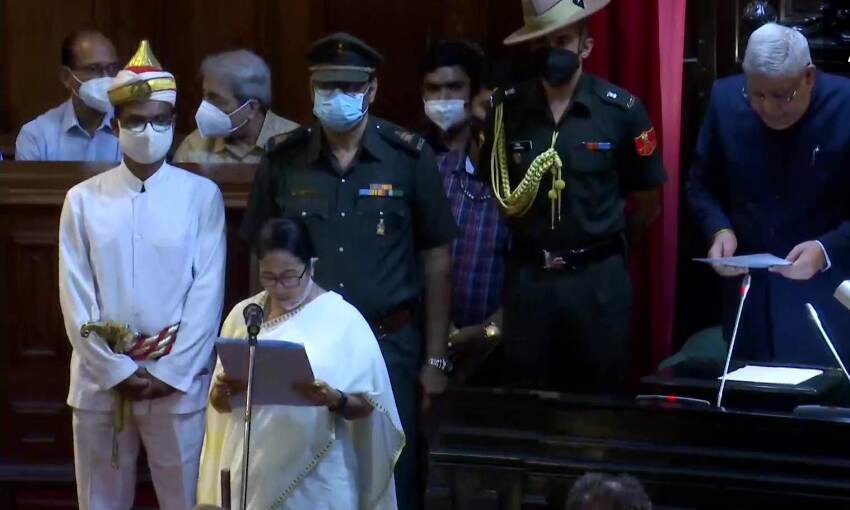 मुख्यमंत्री बनर्जी समेत 3 नवनिर्वाचित विधायकों को राज्यपाल धनखड़ ने दिलाई शपथ
