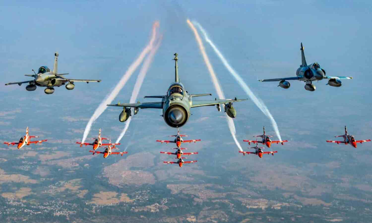 वायुसेना ने हवा में दुनिया को दिखाई ताकत, राफेल की दहाड़ से गूंजा आकाश