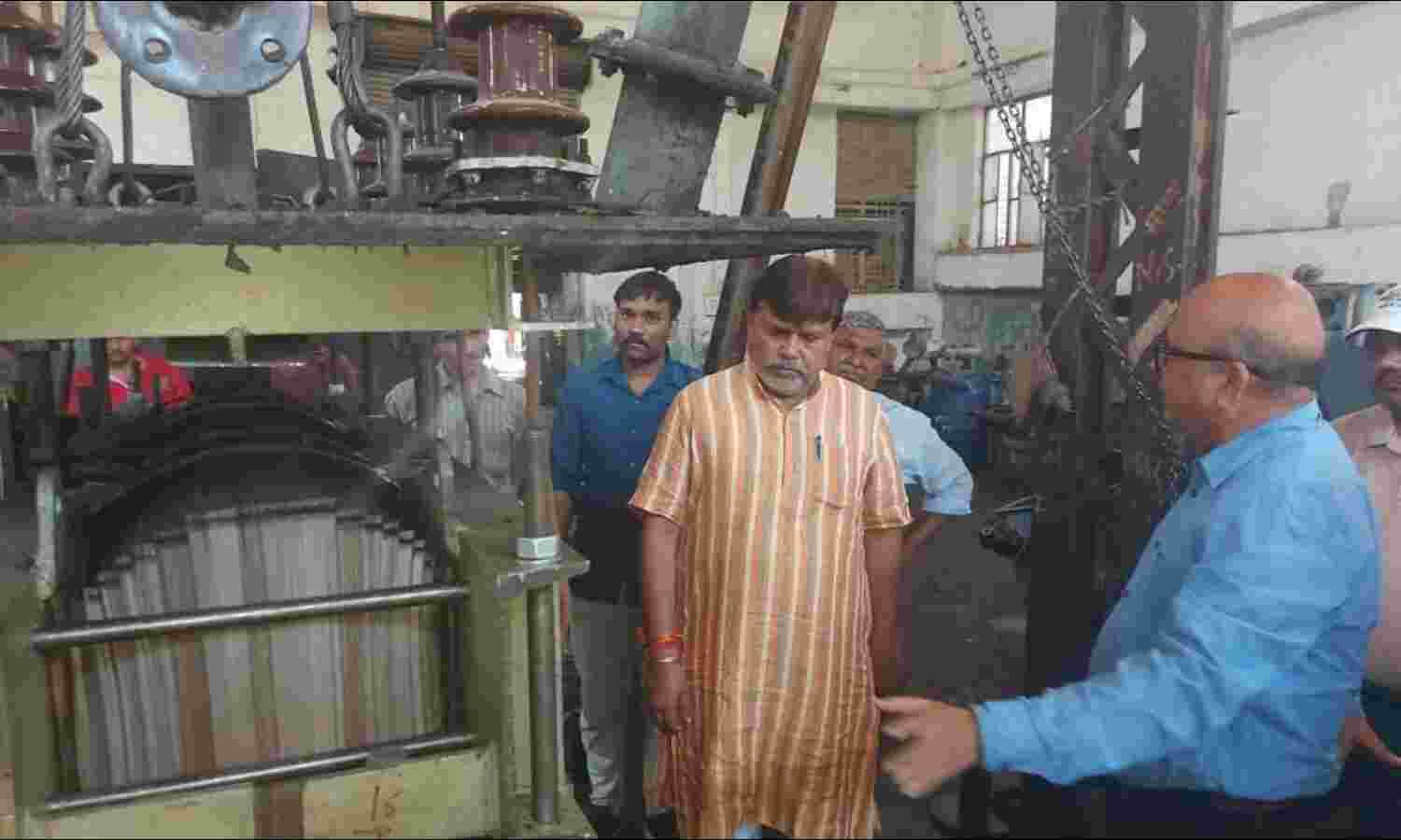 ऊर्जा मंत्री तोमर ने ग्वालियर में मुख्य महाप्रबंधक कार्यालय का किया निरीक्षण