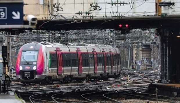 दक्षिणी फ्रांस में ट्रेन की चपेट में आने से तीन प्रवासियों की मौत