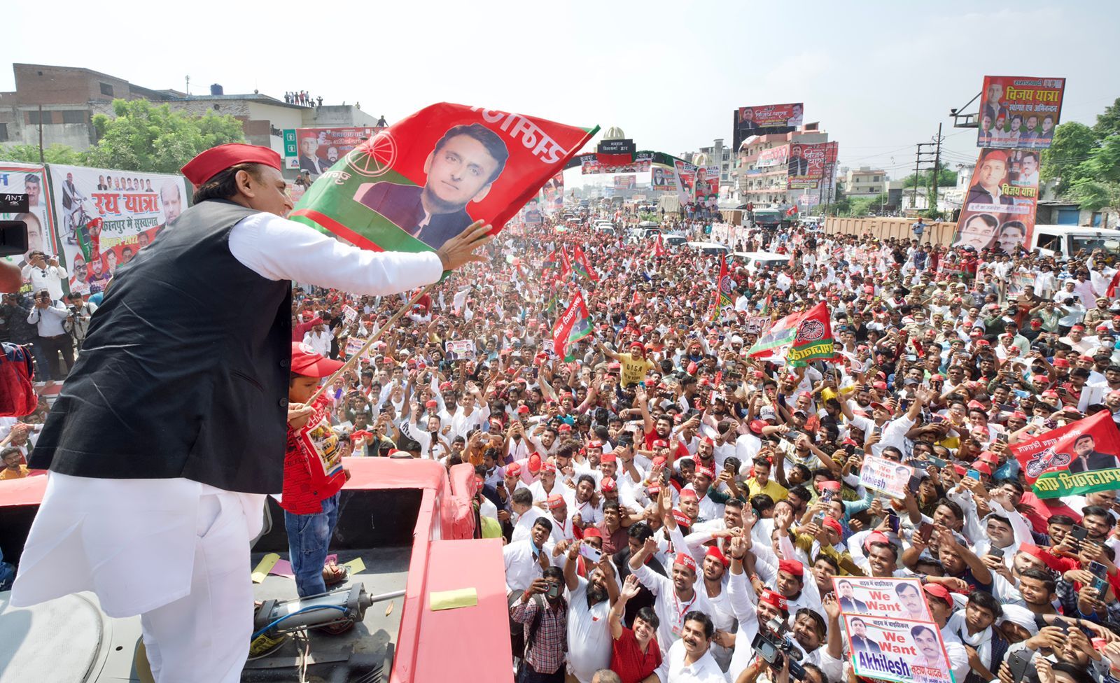 सपा नेता अखिलेश यादव ने कानपुर से शुरु की विजय रथयात्रा, बनाया चुनावी माहौल