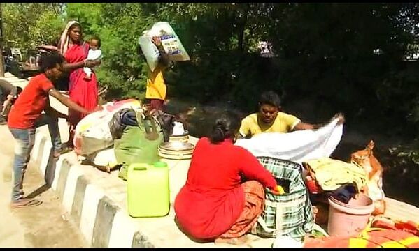 जम्मू-कश्मीर से मजदूरों ने किया पलायन, रेलवे स्टेशन पर उमड़ी भीड़