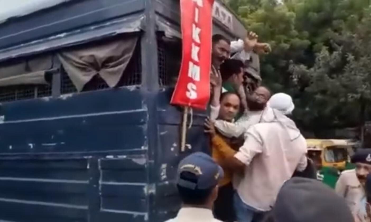 रेल रोकने जा रहे किसान स्टेशन पहुंचने से पहले गिरफ्तार, प्रशासन रहा सतर्क