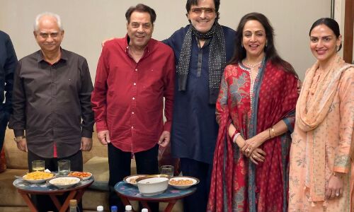 हेमा मालिनी ने मनाया 73वां जन्मदिन, सोशल मीडिया पर छाई तस्वीरें