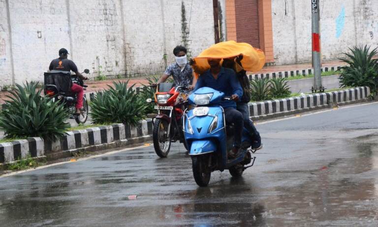 दिवाली से पहले बारिश ने बिगाड़ा तैयारियों का खेल, कई हिस्सों में पड़ रही बौछारें