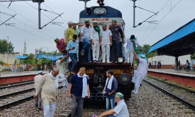 रेल रोको : किसानों ने गाजियाबाद और मुजफ्फरनगर में ट्रेन रोकी, यात्री परेशान