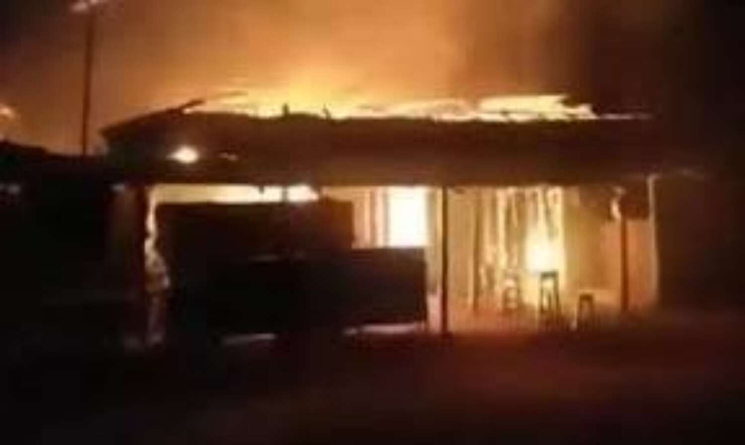 बांग्लादेश में मंदिरों के बाद हिन्दूओं के घरों को बनाया निशाना, 60 से अधिक जलाएं