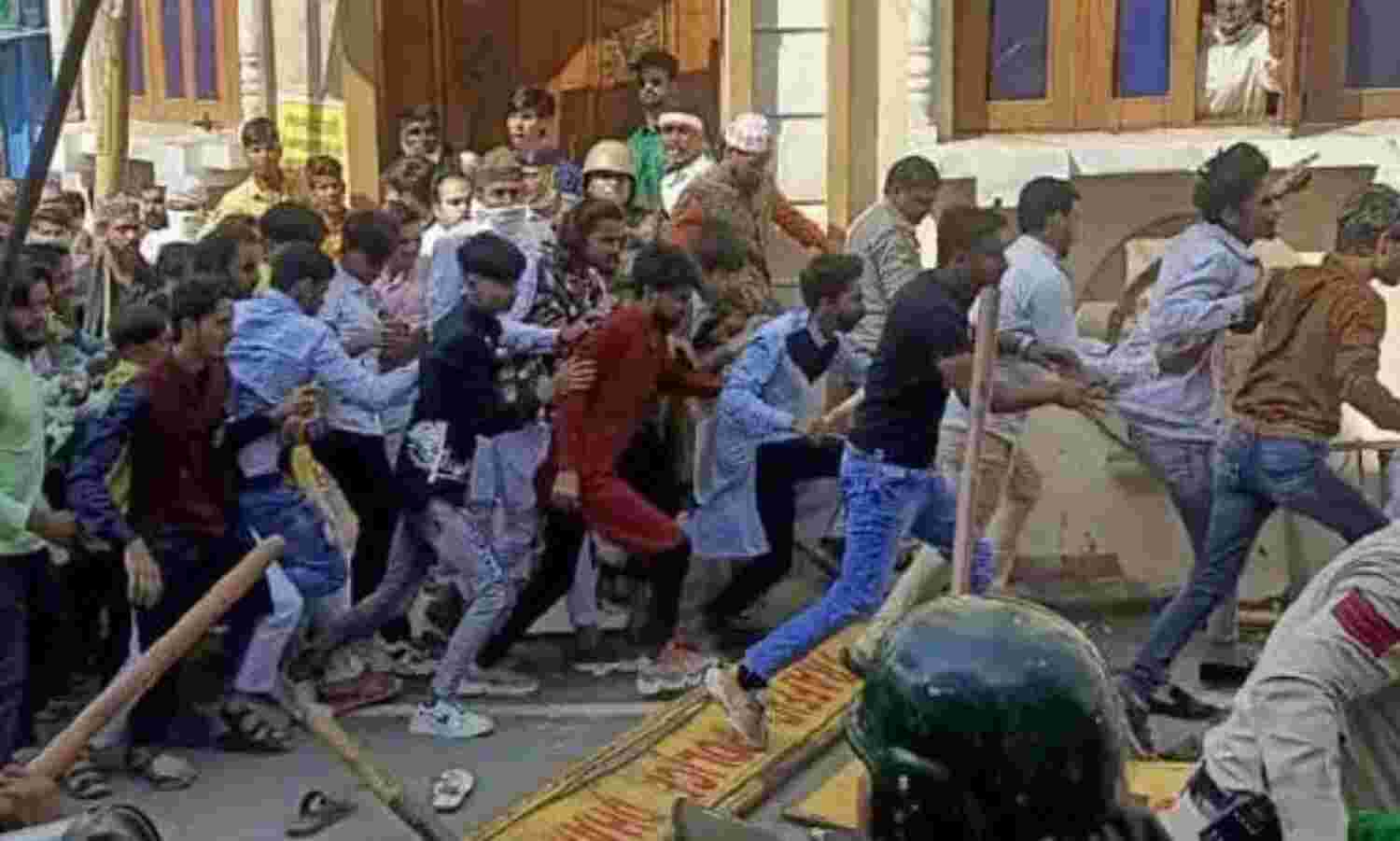 धार में मिलादुन्नबी के जुलुस में बवाल, भीड़ ने बेरिकेड तोड़े, पुलिस पर पत्थर फेंके धार में मिलादुन्नबी के जुलुस में बवाल, भीड़ ने बेरिकेड तोड़े, पुलिस पर पत्थर फेंके