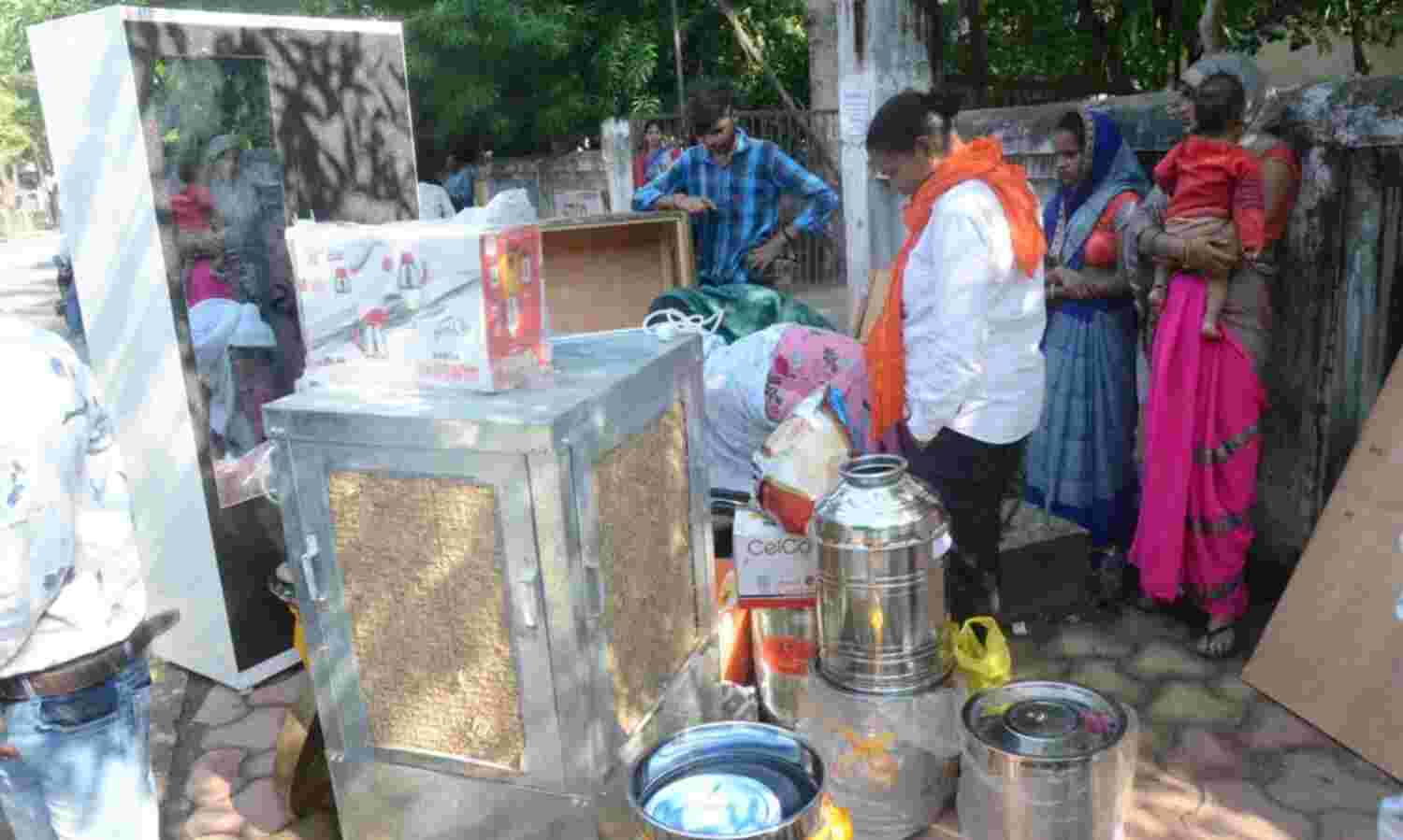 पति ने थाने में लौटाया दहेज , लड़की पक्ष के लोग मेटाडोर भरकर ले गए सामान