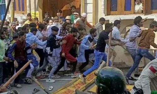 धार में मिलादुन्नबी के जुलुस में बवाल, भीड़ ने बेरिकेड तोड़े, पुलिस पर पत्थर फेंके