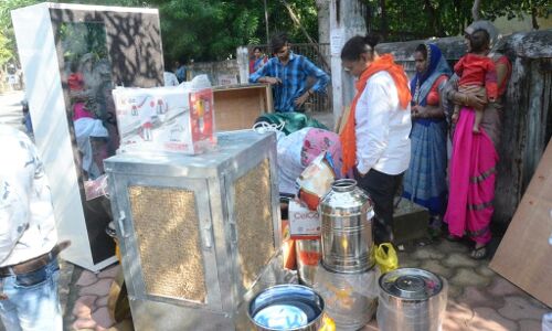 पति ने थाने में लौटाया दहेज , लड़की पक्ष के लोग मेटाडोर भरकर ले गए सामान