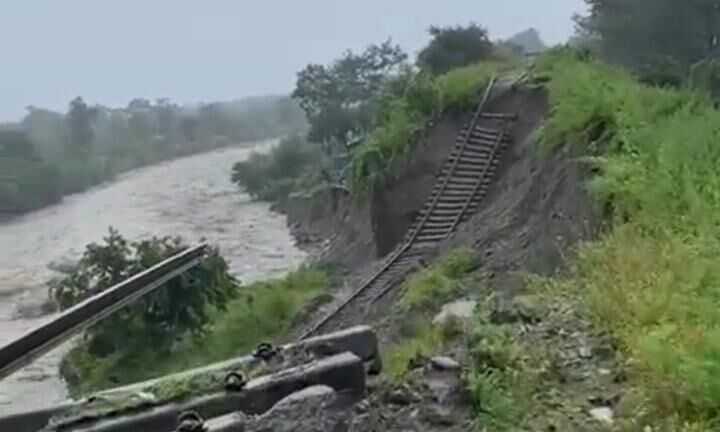 उत्तराखंड में बारिश का कहर, काठगोदाम में रेलवे ट्रेक बहा, कई ट्रेनें प्रभावित