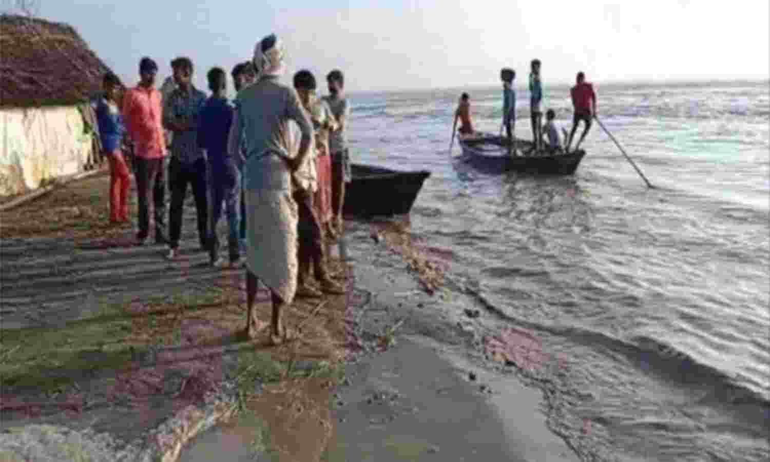 लखीमपुर : घाघरा नदी में नाव पलटी, 10 लोग बहे, राहत कार्य जारी