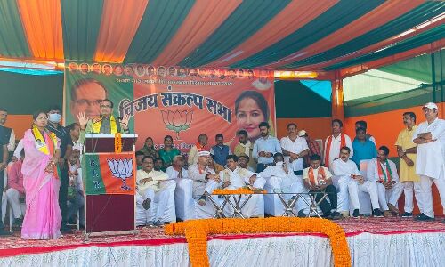 मुख्यमंत्री का कमलनाथ पर तंज, कहा - वह सिर्फ भाषण देने के लिए जनता के बीच जाते हैं