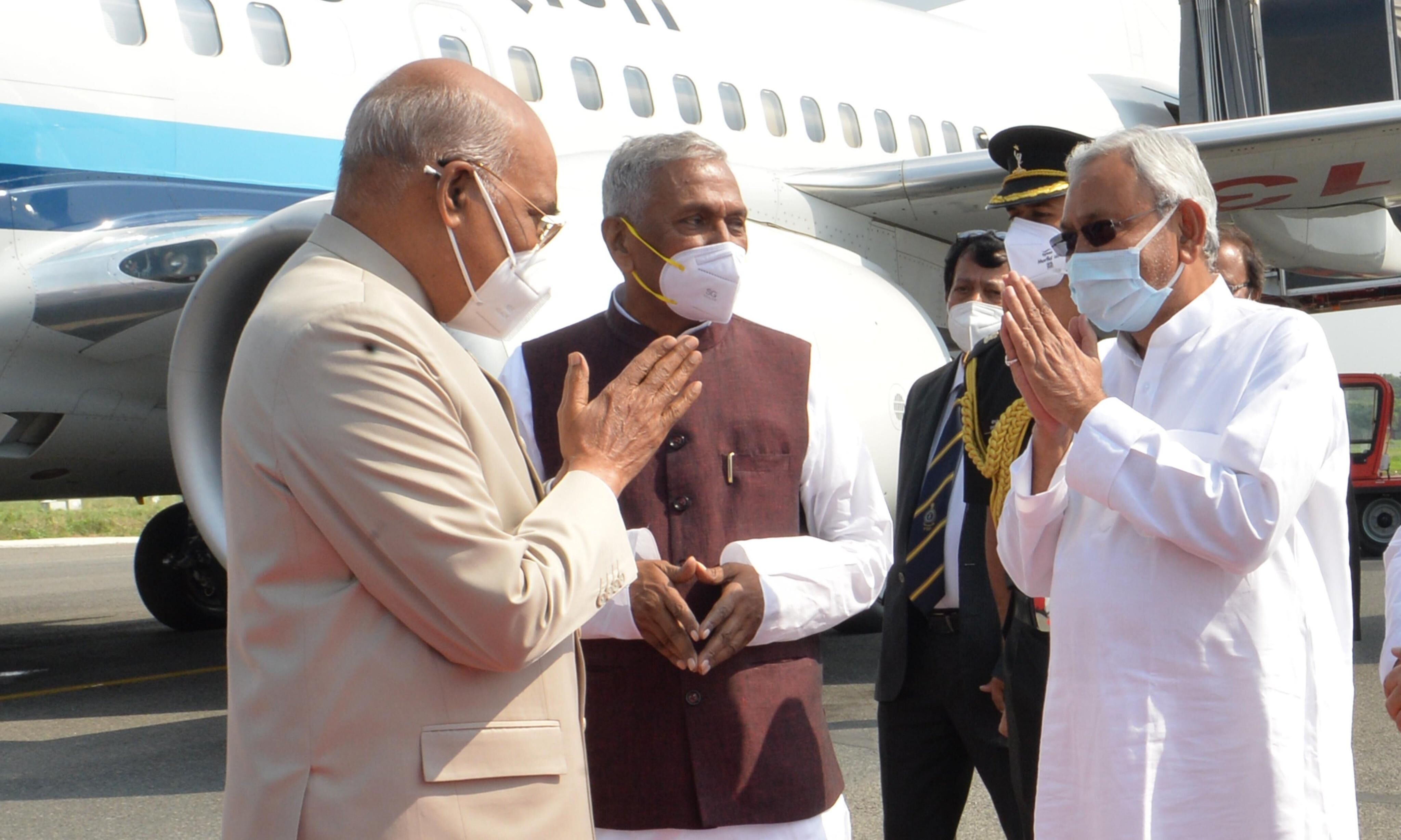 राष्ट्रपति कोविंद पहुंचे पटना, मुख्यमंत्री नीतीश कुमार ने किया स्वागत