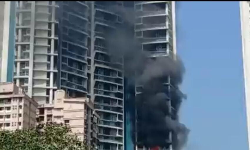 मुंबई में निर्माणाधीन बिल्डिंग में लगी आग, जान बचाने 19वीं मंजिल पर लटका  युवक, गिरकर मौत