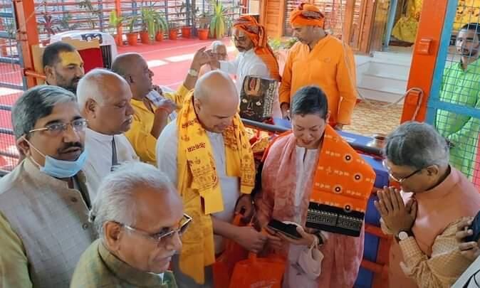 अयोध्या : अशोक वाटिका का पत्थर लेकर रामलला के दरबार पहुंचे श्रीलंका के राजदूत अयोध्या : अशोक वाटिका का पत्थर लेकर रामलला के दरबार पहुंचे श्रीलंका के राजदूत