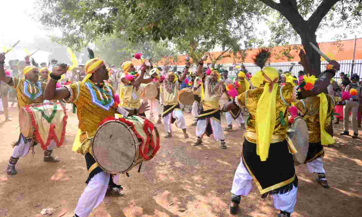 रायपुर : राष्ट्रीय आदिवासी लोक नृत्य महोत्सव में देश - विदेश से पहुंचे कलाकारों का उत्साह चरम पर