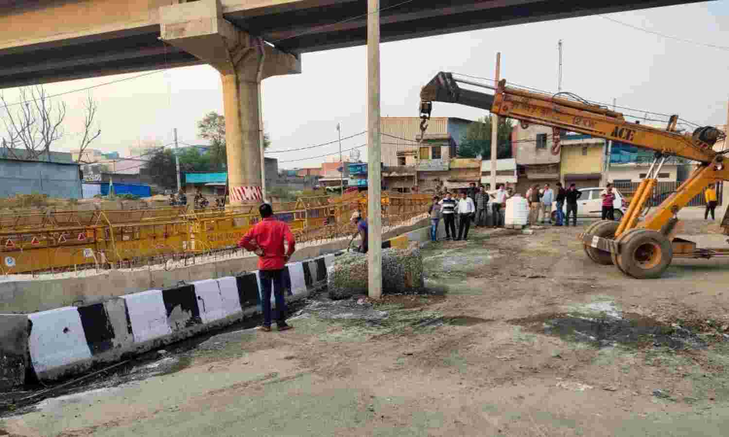 गाजीपुर बॉर्डर पर बदलेंगे हालत, दिल्ली पुलिस ने हटाए बेरिकेड्स