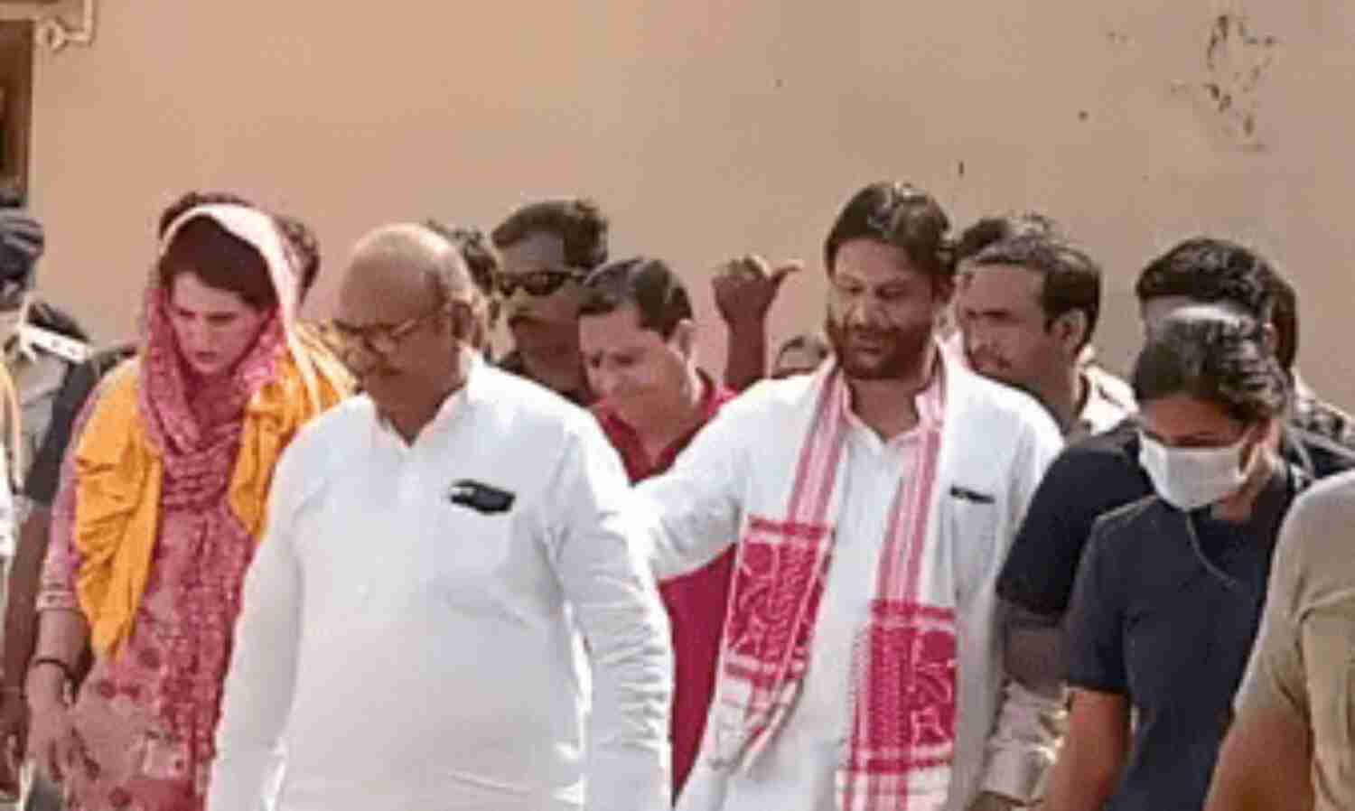 माँ पीतांबरा की शरण में प्रियंका वाड्रा, क्या उप्र के बाद मप्र की राजनीति पर  नजर?