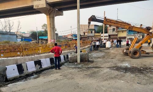 गाजीपुर बॉर्डर पर बदलेंगे हालत, दिल्ली पुलिस ने हटाए बेरिकेड्स