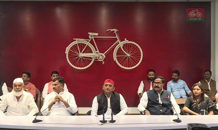 चुनाव से पहले हाथी और कमल को झटका, साईकिल पर सवार हुए विधायक