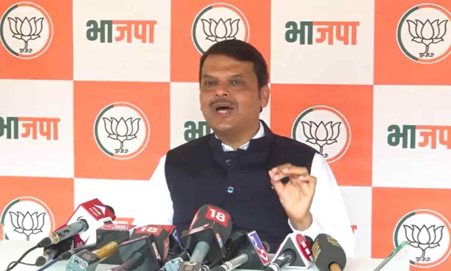 देवेंद्र फडणवीस ने कहा-  वे दिवाली बाद फोड़ेंगे बम ....