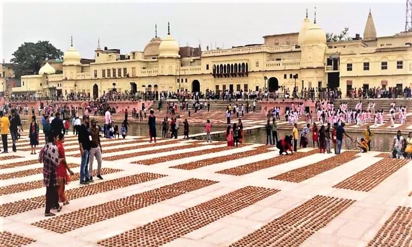 अयोध्या में दीपोत्सव की तैयारी शुरू, सरयू के घाट पर प्रज्वलित 9 लाख दिए अयोध्या में दीपोत्सव की तैयारी शुरू, सरयू के घाट पर प्रज्वलित 9 लाख दिए