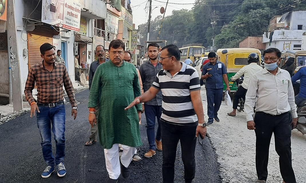 ऊर्जा मंत्री तोमर ने किया रोड का निरीक्षण, गुणवत्ता की ली जानकारी