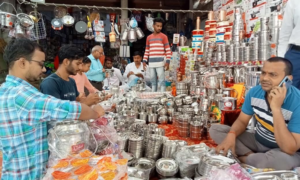 धनतेरस पर वाराणसी में जमकर हुई धनवर्षा, 800 करोड़ कारोबार का अनुमान, कोरोना के बाद बाजार को मिली संजीवनी