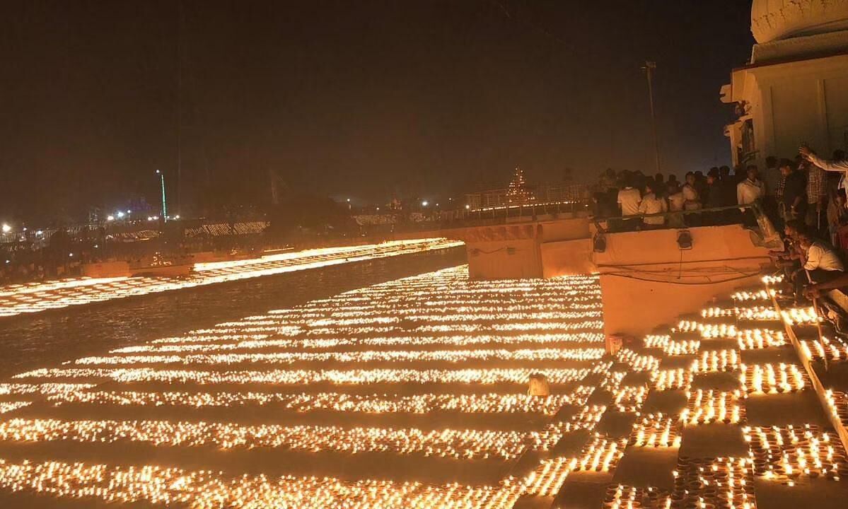 अयोध्या में लौटा त्रेताकालीन रामयुग, 12 लाख दीयों से जगमग हुई नगरी