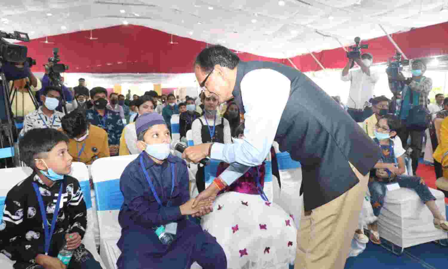 कोरोना में अनाथ हुए बच्चों के चेहरों पर आई मुस्कान, CM शिवराज ने मनाई दिवाली कोरोना में अनाथ हुए बच्चों के चेहरों पर आई मुस्कान, CM शिवराज ने मनाई दिवाली