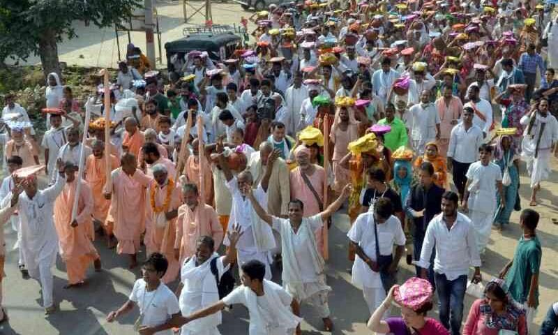 गोवर्धन पूजा के लिए उमड़ा जनसैलाब, देश-विदेशी भक्तों ने लगाई परिक्रमा गोवर्धन पूजा के लिए उमड़ा जनसैलाब, देश-विदेशी भक्तों ने लगाई परिक्रमा