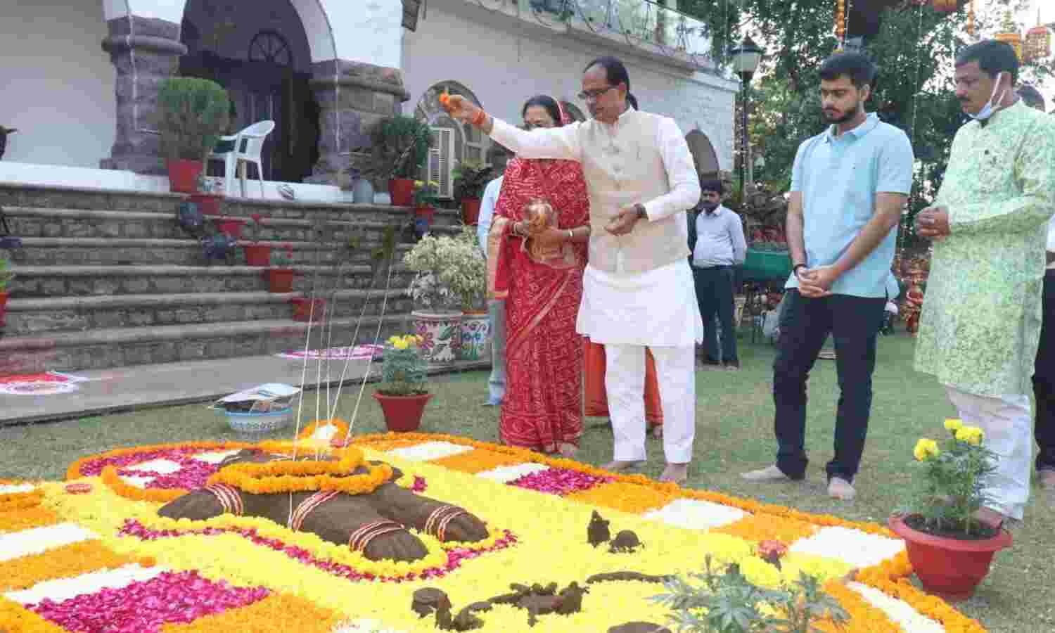 गोवर्धन पूजा केवल कर्मकांड नहीं, पर्यावरण संरक्षण का संदेश गोवर्धन पूजा केवल कर्मकांड नहीं, पर्यावरण संरक्षण का संदेश