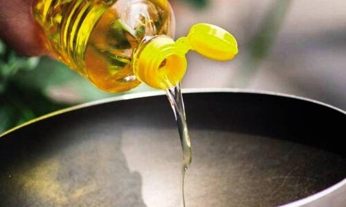 देश में लगातार घट रही है तेल की कीमतें, सरकार ने बताए आंकड़े