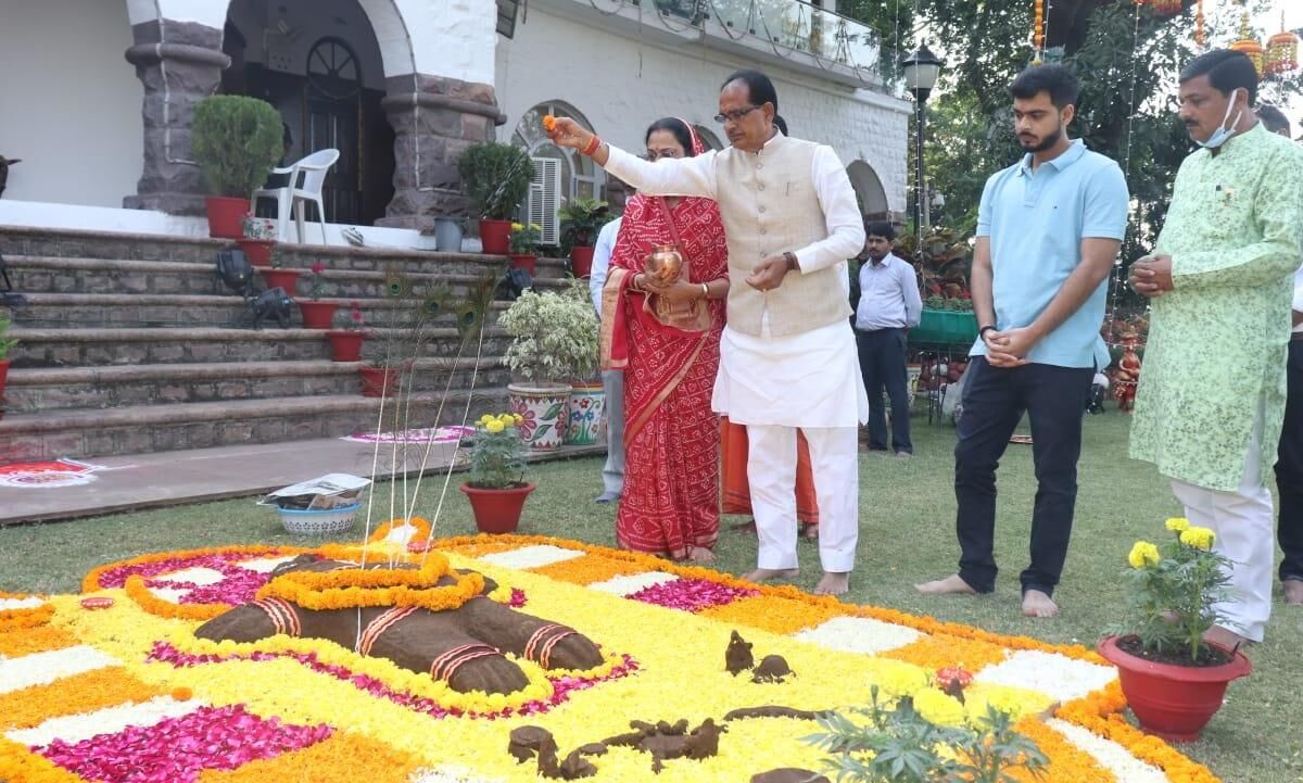 गोवर्धन पूजा केवल कर्मकांड नहीं, पर्यावरण संरक्षण का संदेश गोवर्धन पूजा केवल कर्मकांड नहीं, पर्यावरण संरक्षण का संदेश