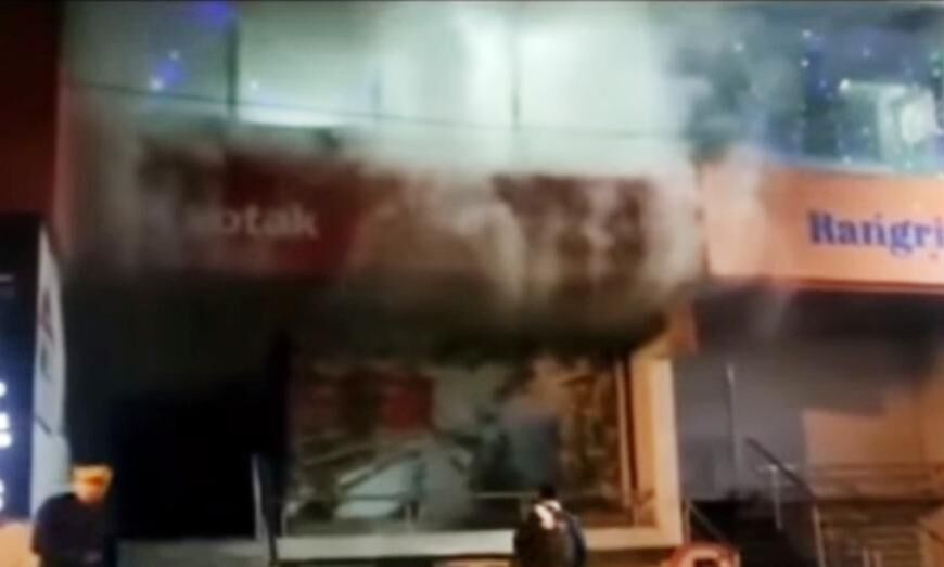 ग्वालियर: कोटक बैंक में लगी आग, कैश को नहीं पहुंचा नुकसान