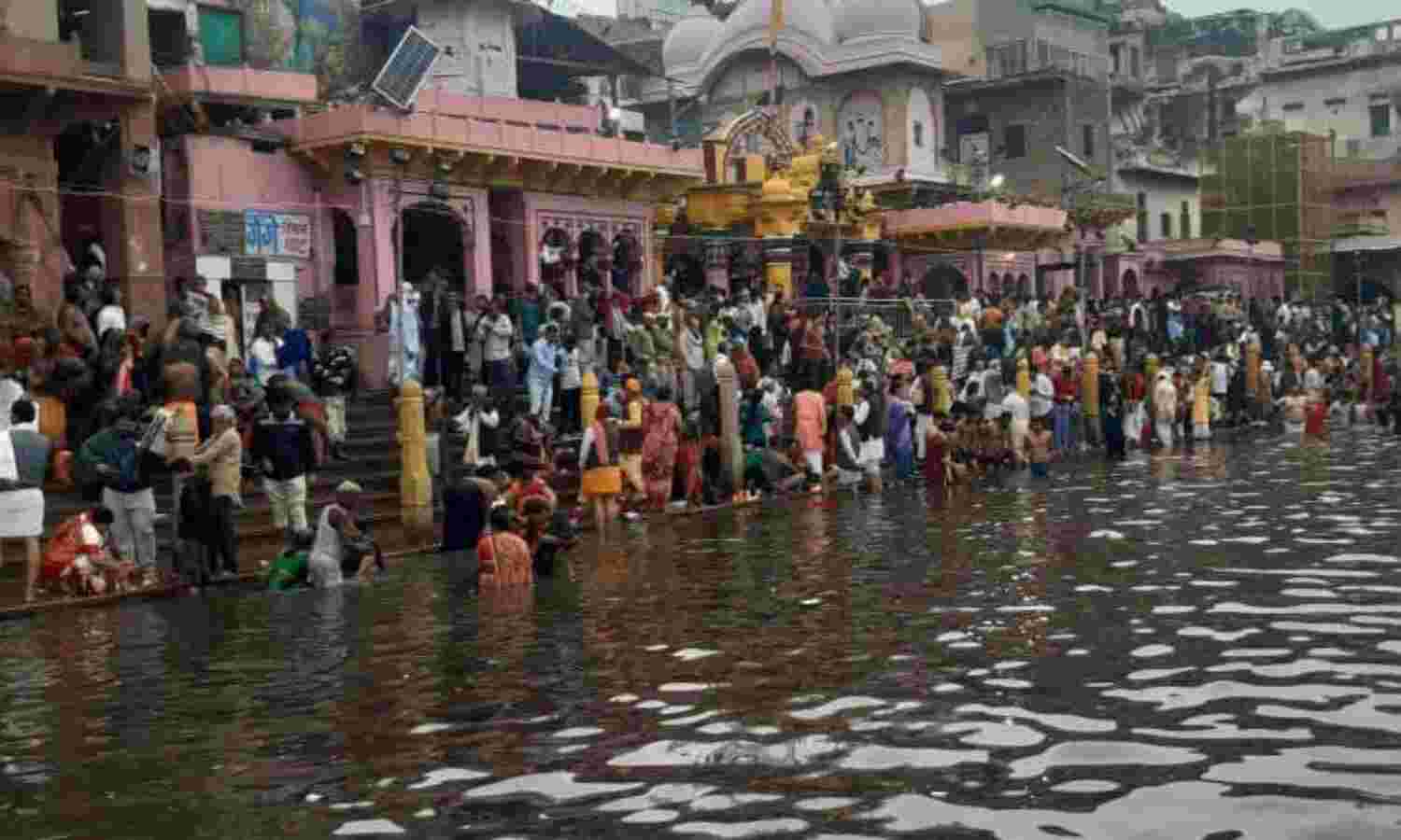 यम की फांस से मुक्ति के लिए भाई-बहनों ने एक साथ यमुना में लगाई डुबकी