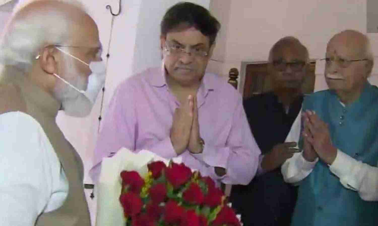 लाल कृष्ण आडवाणी के घर पहुंचे प्रधानमंत्री मोदी, कहा - देश सदा...