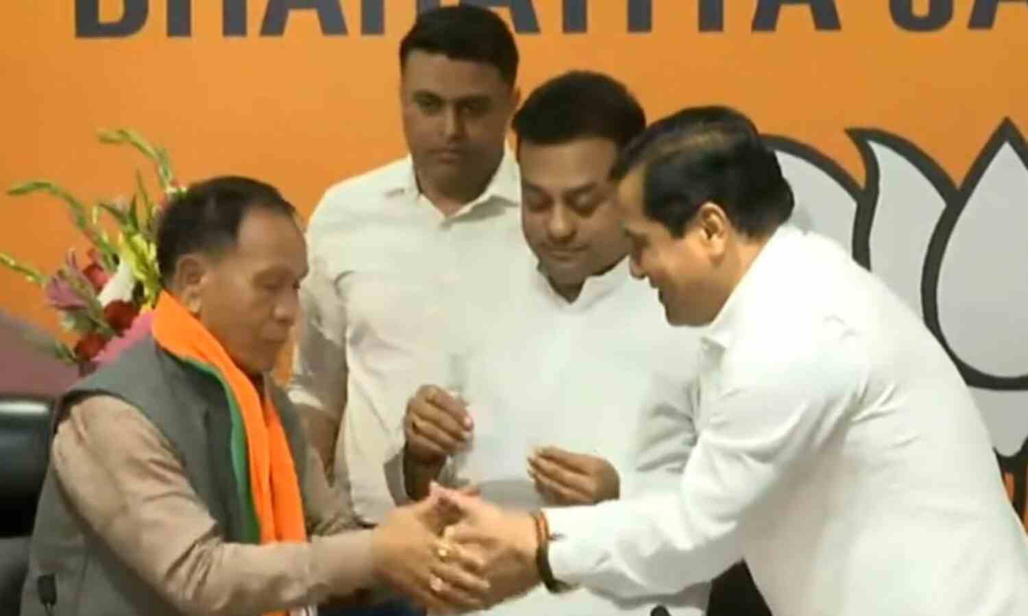 मणिपुर में कांग्रेस को झटका, दो विधायक भाजपा में शामिल मणिपुर में कांग्रेस को झटका, दो विधायक भाजपा में शामिल