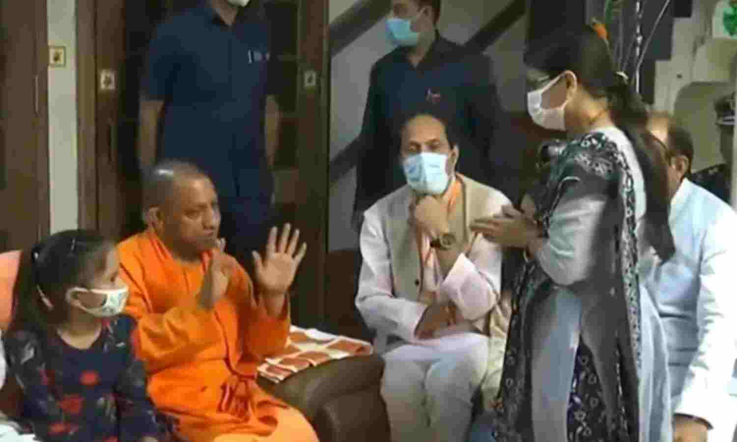 योगी आदित्यनाथ कैराना में विस्थापित परिवारों से मिले, कहा - खोई विरासत लौटेगी योगी आदित्यनाथ कैराना में विस्थापित परिवारों से मिले, कहा - खोई विरासत लौटेगी