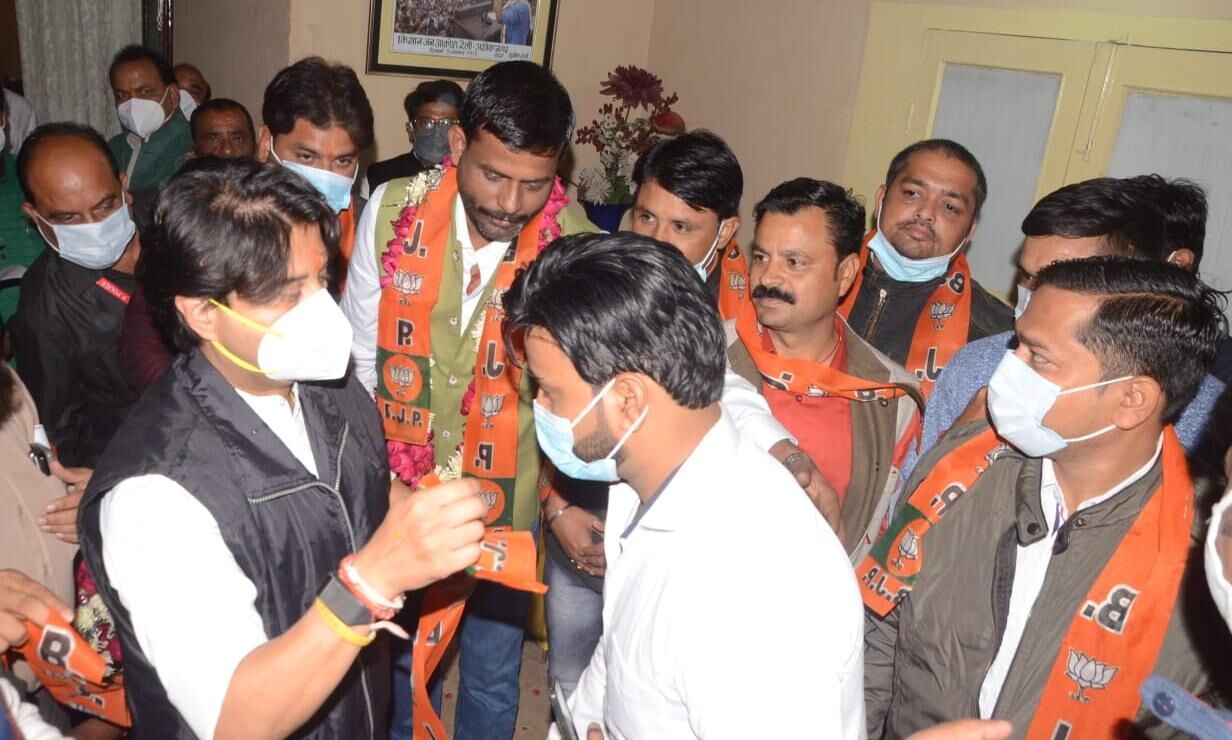 कांग्रेस नेता नवनीत आशु पाठक दर्जनों साथियों के साथ भाजपा में शामिल