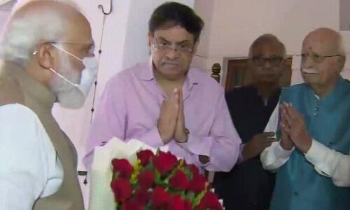 लाल कृष्ण आडवाणी के घर पहुंचे प्रधानमंत्री मोदी, कहा - देश सदा...