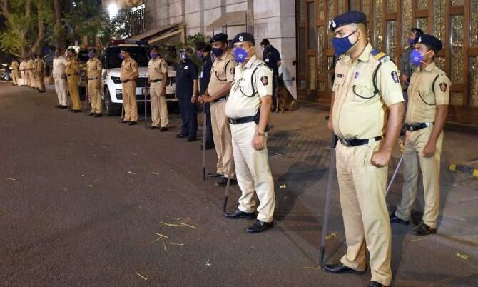 टैक्सी ड्राइवर ने फोन कर बताई ऐसी बात... मुंबई पुलिस ने बढ़ा दी एंटीलिया की सुरक्षा